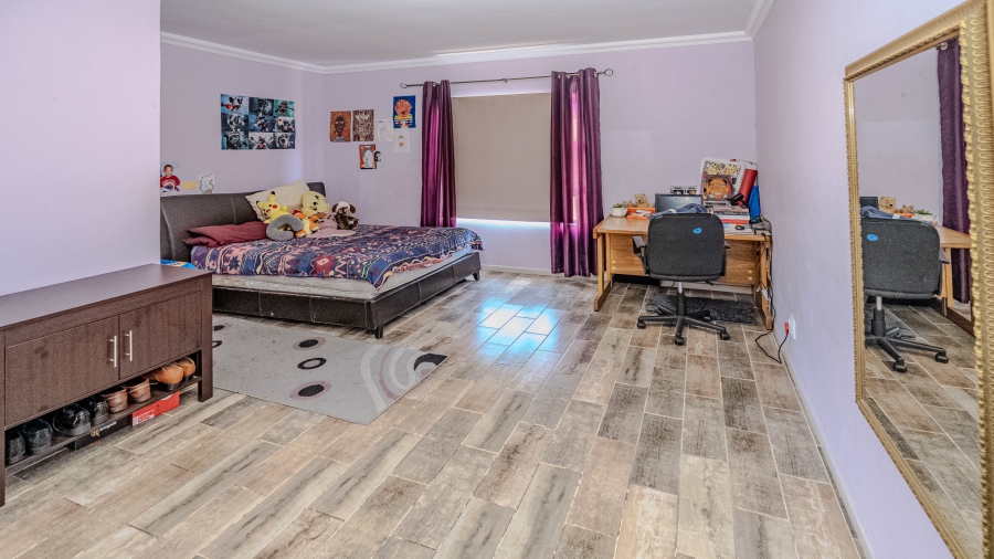 6 Bedroom Property for Sale in Vredekloof Heights Western Cape